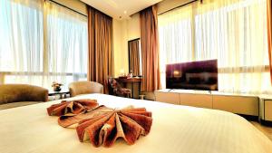 拉合尔Best Western Premier Hotel Gulberg Lahore的酒店客房,配有一张大床,上面有毛巾