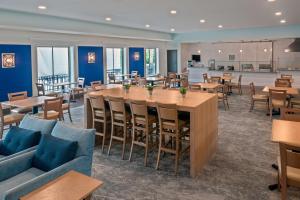 萨拉索塔Ameniti Bay - Best Western Signature Collection的餐厅拥有蓝色的墙壁和桌椅