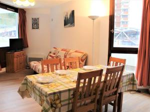 瓦尔Appartement Vars, 3 pièces, 8 personnes - FR-1-330B-125的一间带桌子和床的用餐室