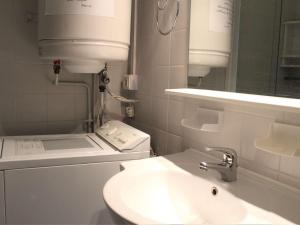 瓦尔Appartement Vars, 1 pièce, 3 personnes - FR-1-330B-127的一间带水槽、卫生间和镜子的浴室