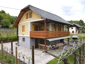 ČrnomeljHoliday home in Crnomelj - Kranjska Krain 35279的一座小房子,在庭院里设有一个大甲板