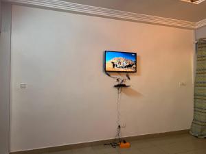 瓦加杜古Ouedraogo Property Management的墙上的平面电视