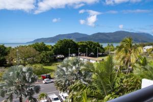 凯恩斯Cairns Luxury Waterview Apartment的享有棕榈树停车场的景色