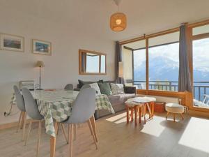 蒙特瓦勒赞Appartement Montvalezan-La Rosière, 3 pièces, 6 personnes - FR-1-398-609的客厅配有桌子和沙发