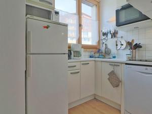 蒙特瓦勒赞Appartement Montvalezan-La Rosière, 3 pièces, 6 personnes - FR-1-398-609的白色的厨房配有冰箱和窗户。