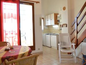 圣艾格夫Appartement Saint-Aygulf, 2 pièces, 4 personnes - FR-1-226A-13的厨房配有桌子和桌椅