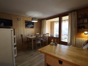 Le PoëtAppartement Vallouise-La Casse, 2 pièces, 6 personnes - FR-1-330G-57的厨房、带桌子的客厅和用餐室