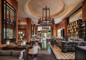 雅加达雅加达阿雅娜中央广场酒店的餐厅设有酒吧,配有桌椅