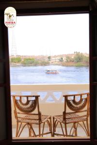 ShellalDoroKa Nubian House的从窗户可欣赏到河流美景