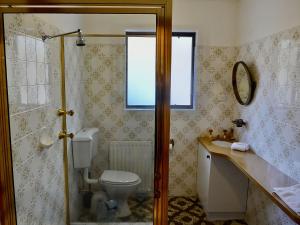 金德拜恩Top Deck by Kristall Apartments的一间带卫生间、水槽和窗户的浴室