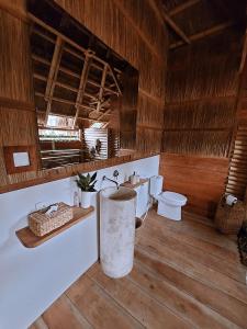 怀卡布巴克Sumba Beach House的客房内设有带卫生间和盥洗盆的浴室