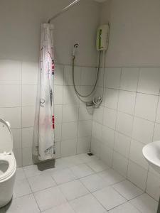 茶云莱海滩普发公寓的带淋浴和卫生间的浴室