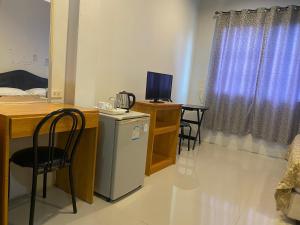 茶云莱海滩普发公寓的客房设有书桌、电脑和小冰箱