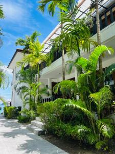丽贝岛利普小屋海滩度假村 的一座棕榈树建筑