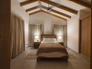 哈拉瓦科阿Villa en la montaña的一间卧室设有一张大床和两个床头柜