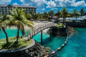 科罗尔帛琉皇家度假村酒店的棕榈树度假村水面上的桥梁
