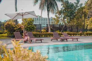 科罗尔帛琉皇家度假村酒店的坐在游泳池旁椅子上的女人