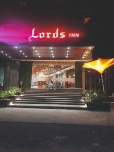 拉杰果德Lords Inn Rajkot的前面有灯号的餐厅