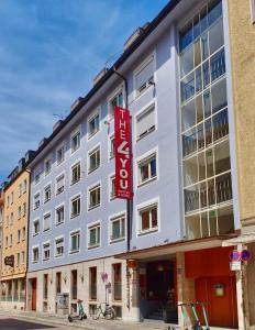 慕尼黑慕尼黑为你旅舍的一座白色的大建筑,上面有红色的标志