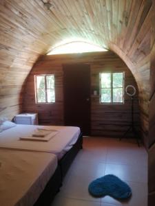 圣玛尔塔tayrona breeze的木制客房内的一间卧室,配有一张床