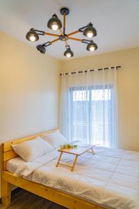 碧瑶2 bedroom at Bristle Ridge的一间卧室配有一张带吊扇和窗户的床。