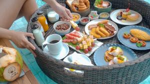 奥南海滩Sea Seeker Krabi Resort - SHA Extra Plus的餐桌上摆满了早餐食品的桌子
