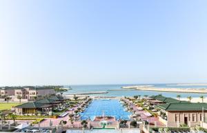 麦纳麦Royal Saray Resort的享有度假村游泳池的空中景致
