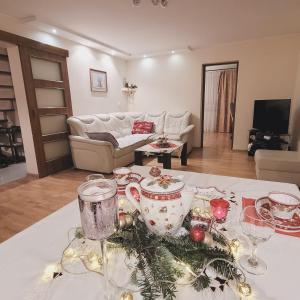 凯尔采Duńska house的客厅配有带圣诞装饰的桌子