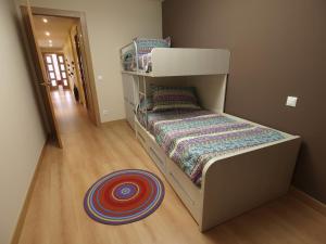 桑托多明戈德锡洛斯Casa Rural El Cipres的一间铺有木地板的小卧室,配有双层床。