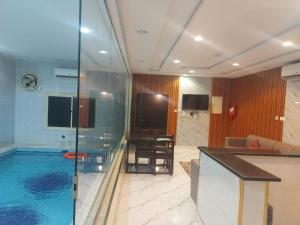 Ad Darbشاليهات سويت هوم الدرب الكدره的酒店客房设有游泳池和浴室