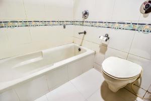 阿姆利则FabHotel Aaykay Model Town的白色的浴室设有卫生间和浴缸。