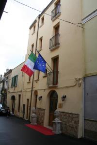 瓦斯托洛坎达狄巴洛尼酒店的建筑物一侧的两面旗帜