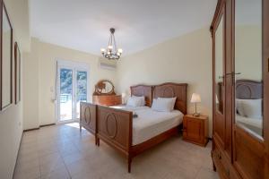 SellíaLodovico的一间卧室配有一张大床和一个吊灯。