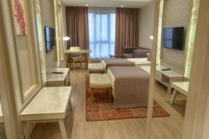 安卡拉The Green Park Ankara的酒店客房带两张床和一个客厅