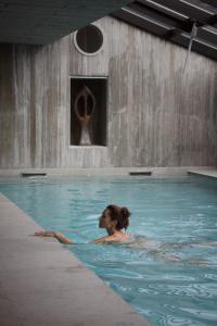 奇维克希维克酒店的妇女在游泳池游泳