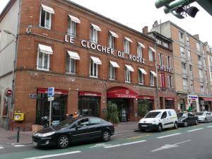 图卢兹Le Clocher de Rodez Centre Gare的停在砖楼前的黑色汽车