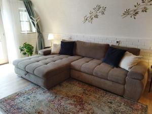 蒂豪尼Boti Hill Natural的客厅里一张棕色沙发