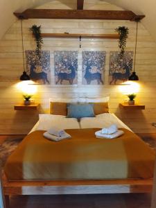 蒂豪尼Boti Hill Natural的一间卧室配有一张大床和两条毛巾