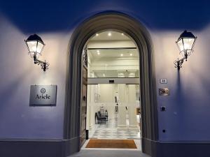 佛罗伦萨阿尔乐酒店的通往墙上灯的办公室的拱形入口