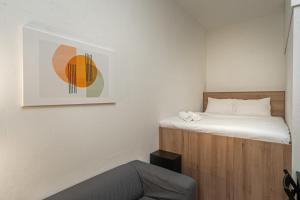 维尔纽斯Air Apartment 105的卧室配有一张床,墙上挂着一幅画