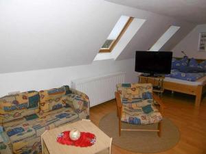 德雷施维茨Rügen Fewo 38的客厅配有两张沙发和一台电视机