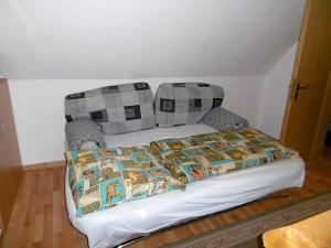 德雷施维茨Rügen Fewo 38的一张床上床,上面有一条毯子,放在一个房间里