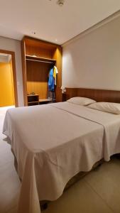 萨利诺波利斯Salinas Exclusive Resort - Apto 1Q的卧室配有一张白色大床