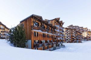 阿沃里亚兹Luxury Chalet with sauna by Avoriaz Chalets的雪中大建筑