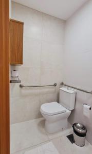 萨利诺波利斯Salinas Exclusive Resort - Apto 1Q的一间位于客房内的白色卫生间的浴室