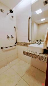 萨利诺波利斯Salinas Exclusive Resort - Apto 1Q的一间带水槽和淋浴的浴室