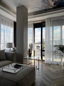 别尔斯克-比亚拉Sky Roof Apartments的客厅配有沙发和桌子