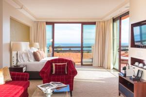 Estepona巴伊亚海滩度假村及Spa凯宾斯基酒店的酒店客房设有床和客厅。