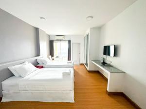 曼谷The Island Resort的酒店客房设有两张床和电视。
