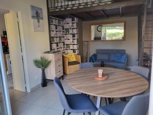 滨海萨纳里Primavéra的客厅配有木桌和蓝色椅子